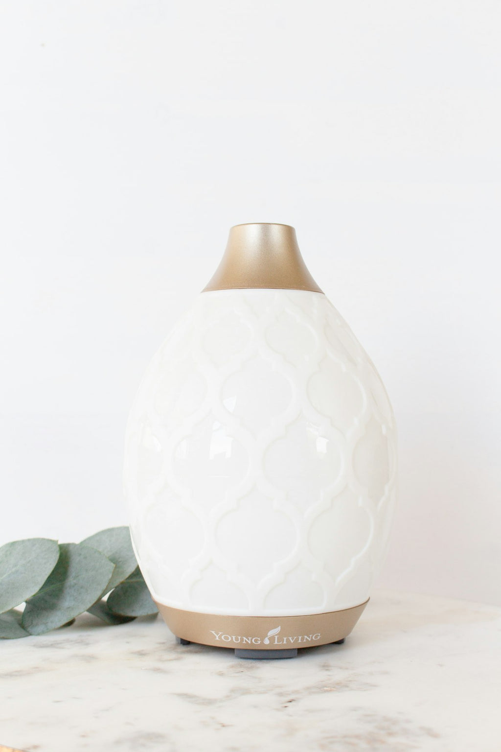 Emberna White Edition humidifier with soft flame glow and mist