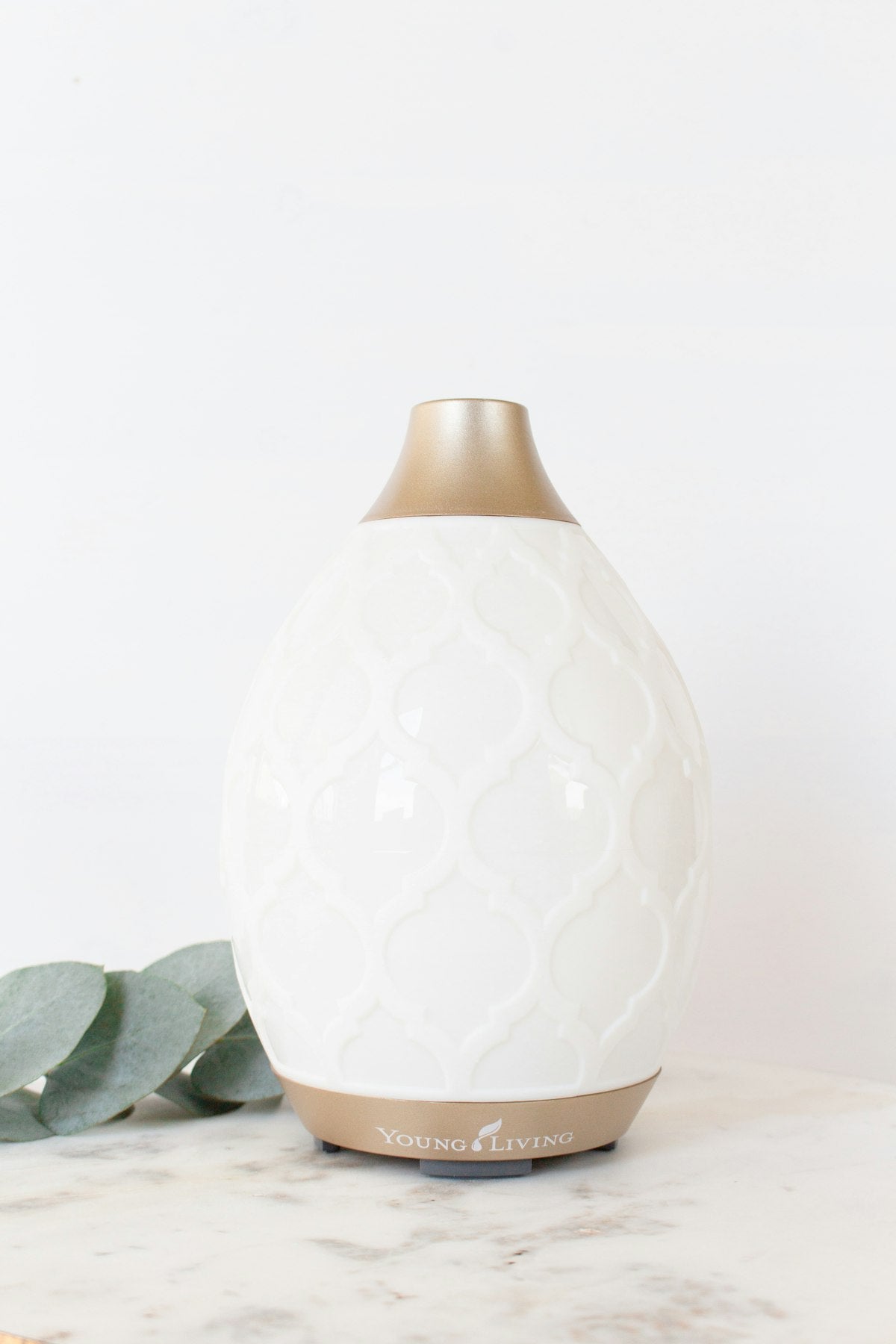 Emberna White Edition humidifier with soft flame glow and mist